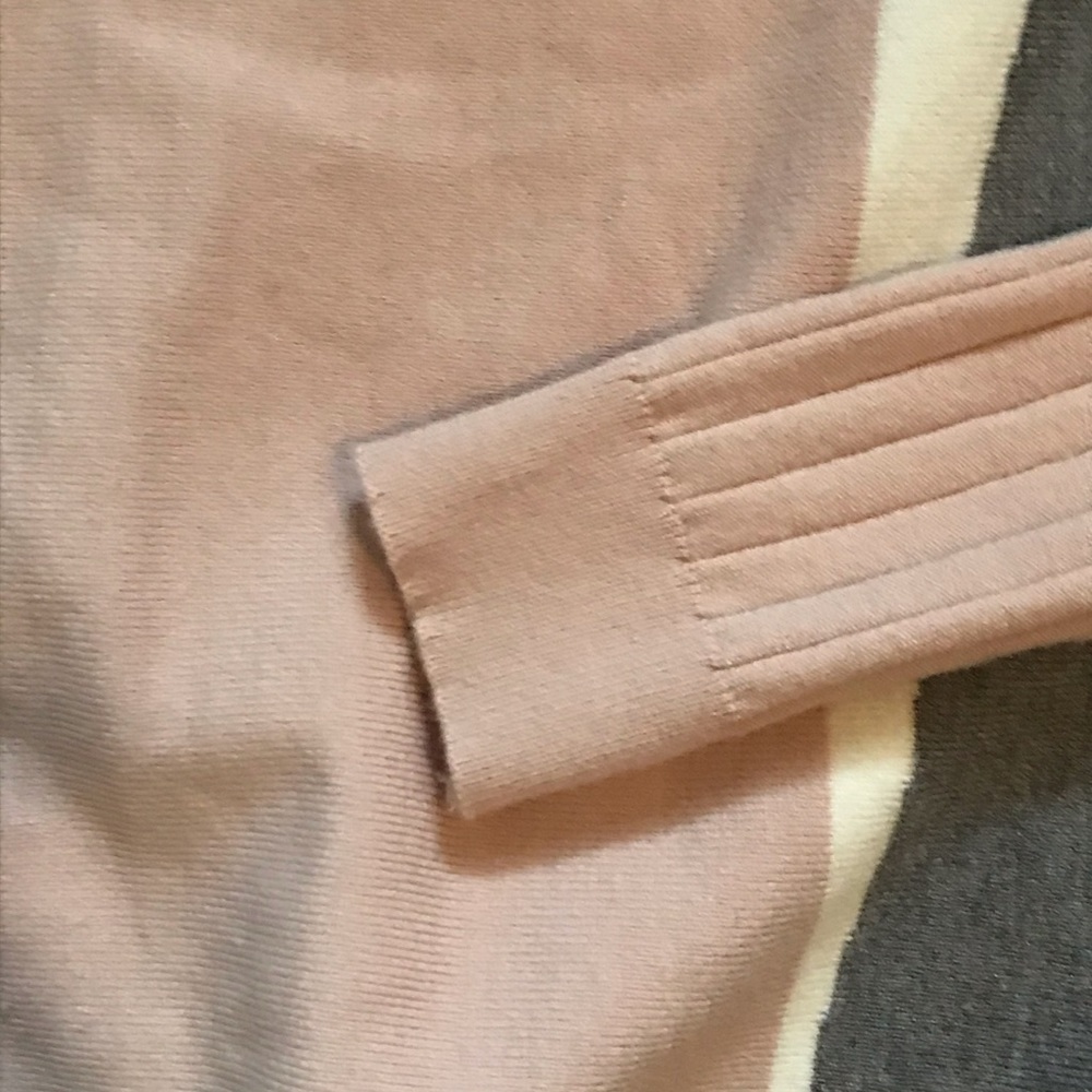 Light Sweater With Geometric Color Block Pattern - image 2